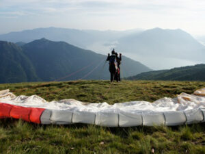 Una persona con disabilità che si prepara al lancio in parapendio