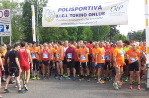 Ragazzi non vedenti si preparano sulla linea di partenza alla maratona organizzata dall'associazione