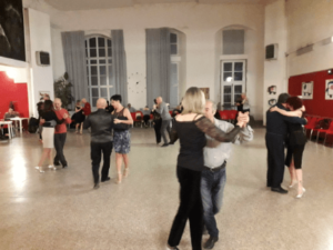 Ballerini non vedenti ballano durante una lezione di tango argentino