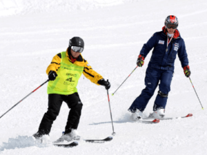 Atleti non vedenti praticano una discesa in sci