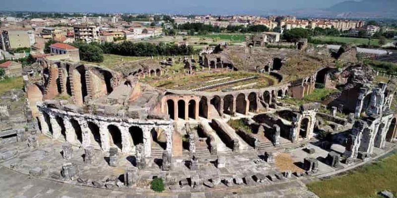 anfiteatro campano accessibile alle persone sedia a rotelle e non vedenti con percorsi tattili