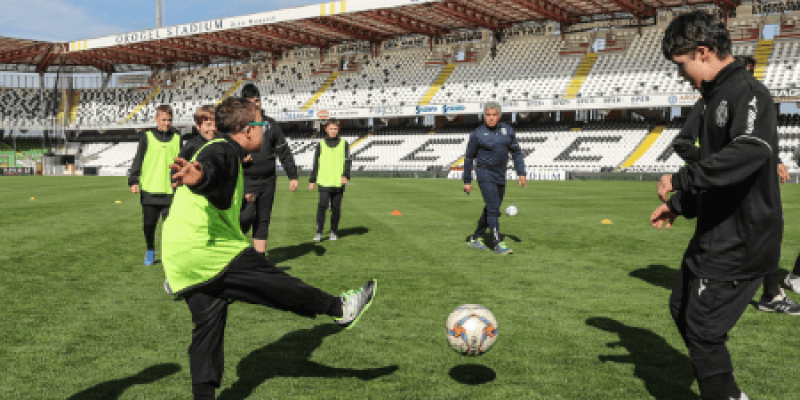 Bambino disabile gioca a calcio integrato