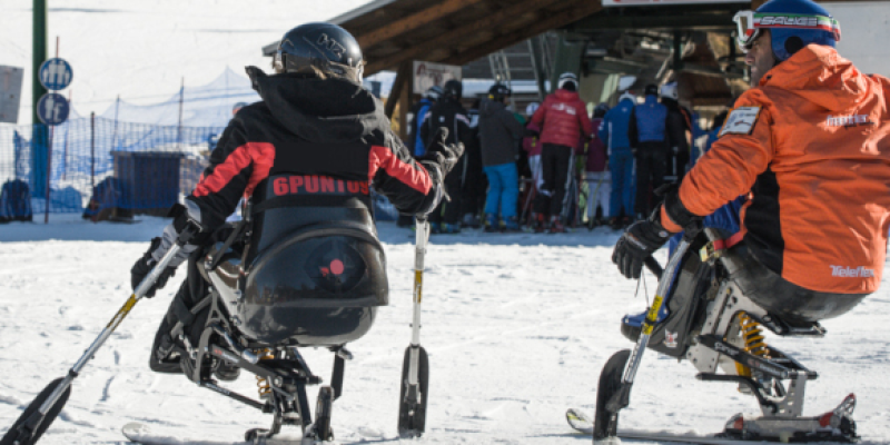 Due disabili che praticano discesa libera a Cuneo