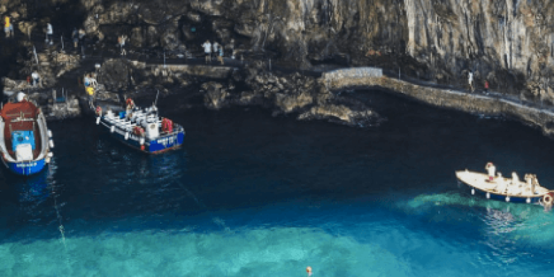 Delle barche attrezzate per persone con disabilità motorie effettuano un tour del mare del Salento