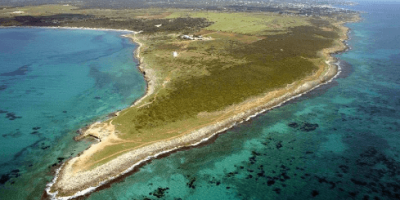 Il mare e la costa del Parco Naturale Regionale Punta Pizzo e dell'Isola di Sant'Andrea a Gallipoli in Puglia