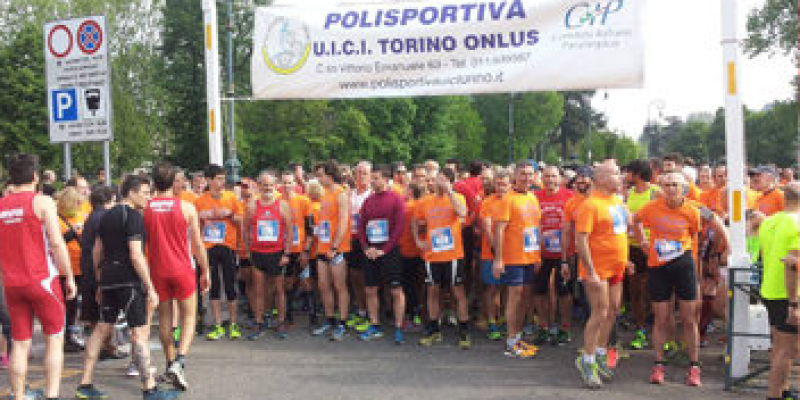 Ragazzi non vedenti si preparano sulla linea di partenza alla maratona organizzata dall'associazione