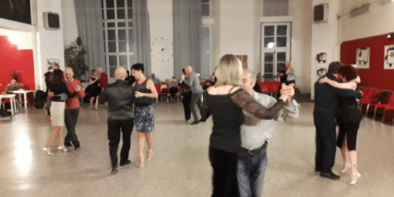 Ballerini non vedenti ballano durante una lezione di tango argentino